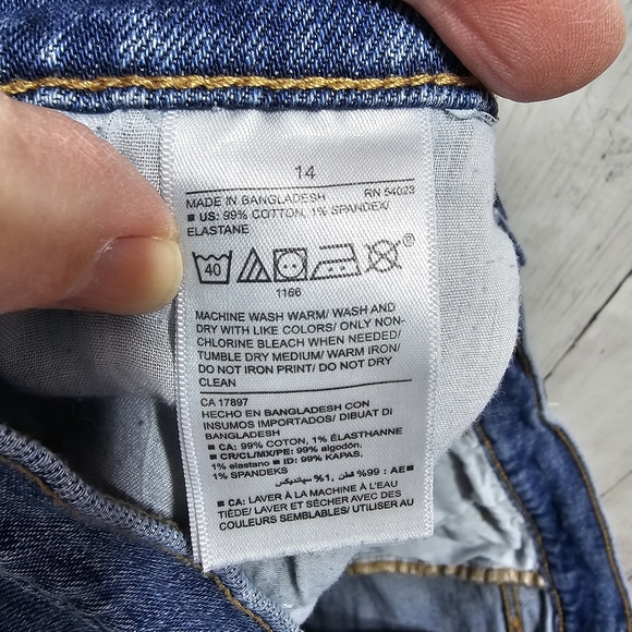 Old Navy Women's Sky-Hi Rise Blue Cotton Stretch Jean Shorts Raw Hem Size 14. - Picture 7 of 7